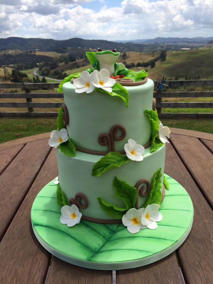 Green 2-Tier cake with frog topper by Kim Donker - Caketin Love