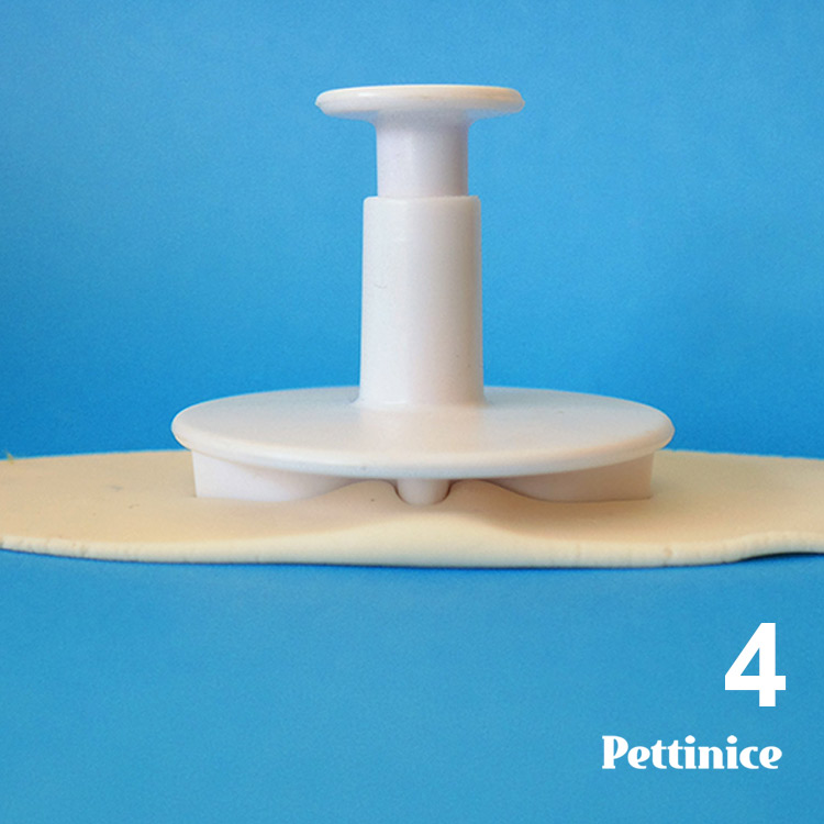 Press your plunger into the fondant, with the thickest part in the centre.