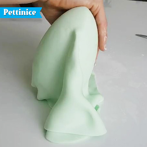 Pinch the sides of the fondant together.