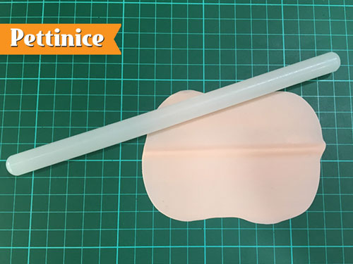 1.	 Roll out Pettinice gum paste ( Fondant + CMC powder ), centre ridge , and thin out the sides