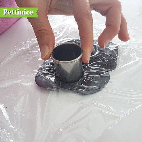 Roll out some black fondant, just a few mm thick. Cover in glad wrap. Press your 3cm circle cutter over the fondant and give it a good turn so you get a clean cut.