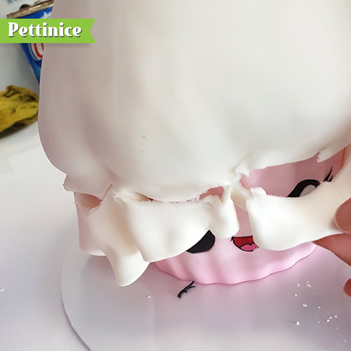 Trim off excess fondant around the bottom of 'icing'.