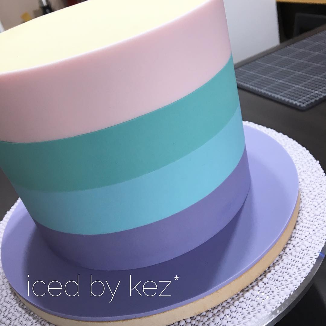 I have made variations of this cake several times.  Here is another version, inverting my favourite colours!
