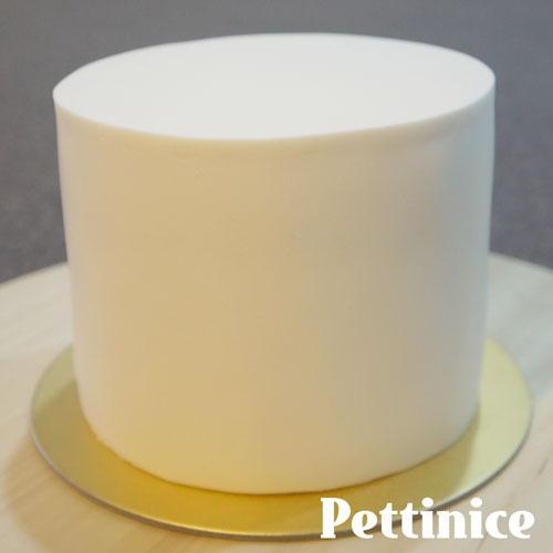 Cover your cake with Pettinice fondant.