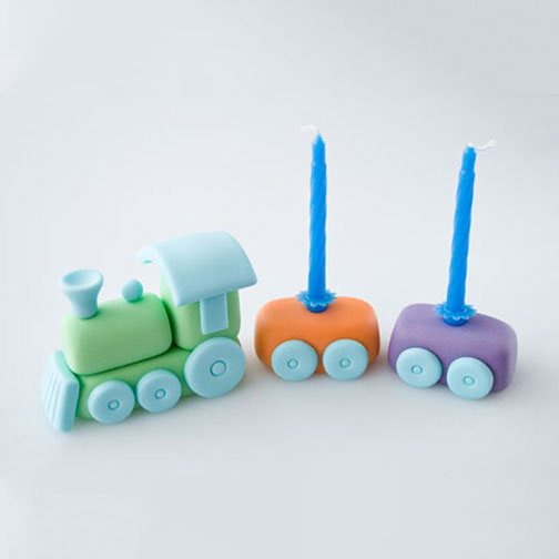 How to make a cute train topper with CakeJournal