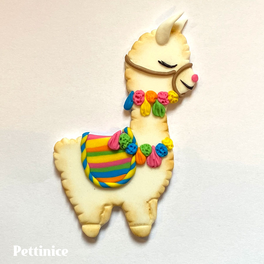To give the llama more depth, dust the edges with a light brown, flesh or grey dusting powder.  Don’t forget to add a little pink nose.