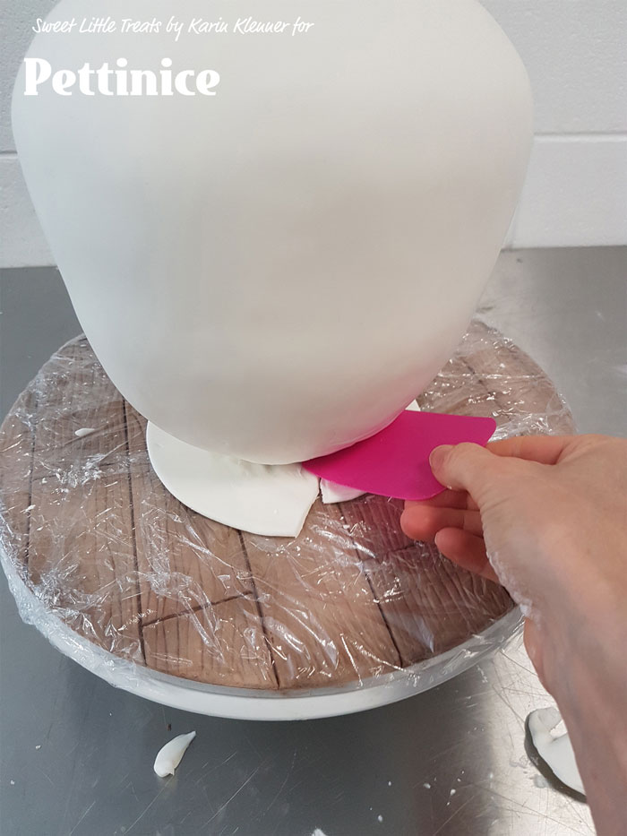 I trimmed the fondant with my acetate at the same time.