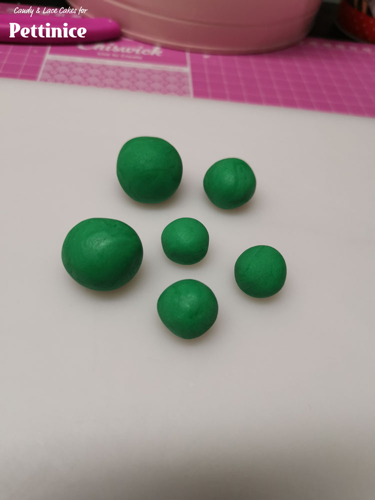 Roll out your green fondant into different sized balls