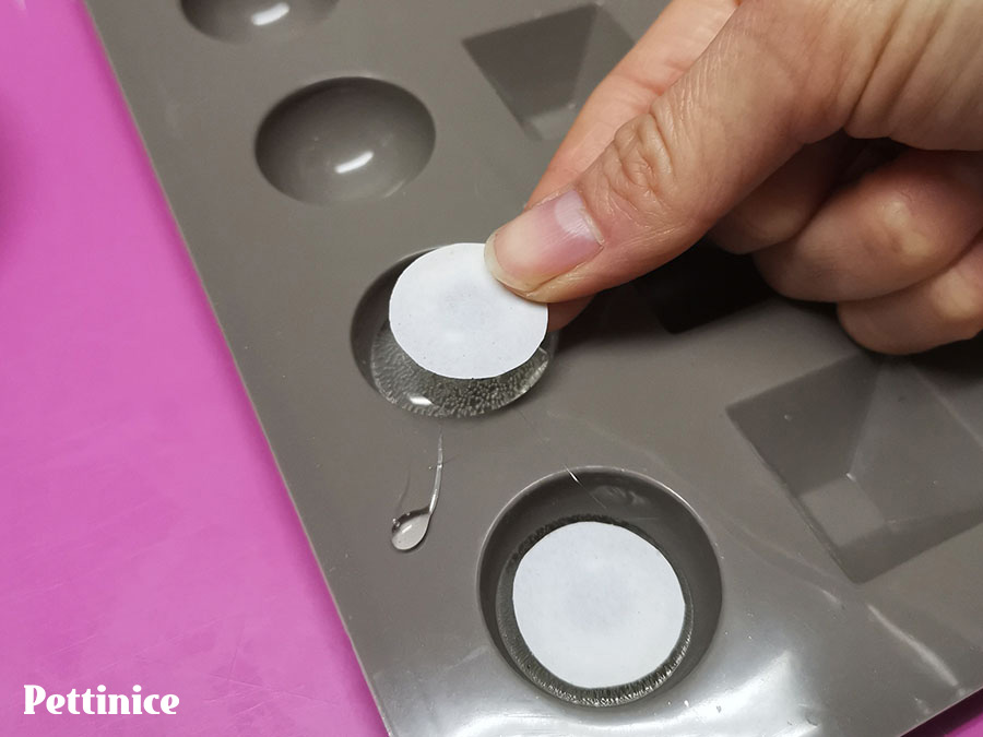 Pour into a half sphere silicon mould that is the correct size for your bunny's eye sockets. Place your edible print eyes, facing DOWN, onto the isomalt.