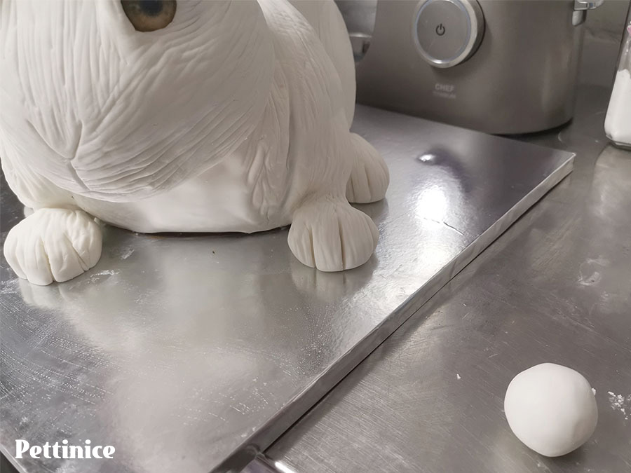 Roll a ball of fondant for the tail.