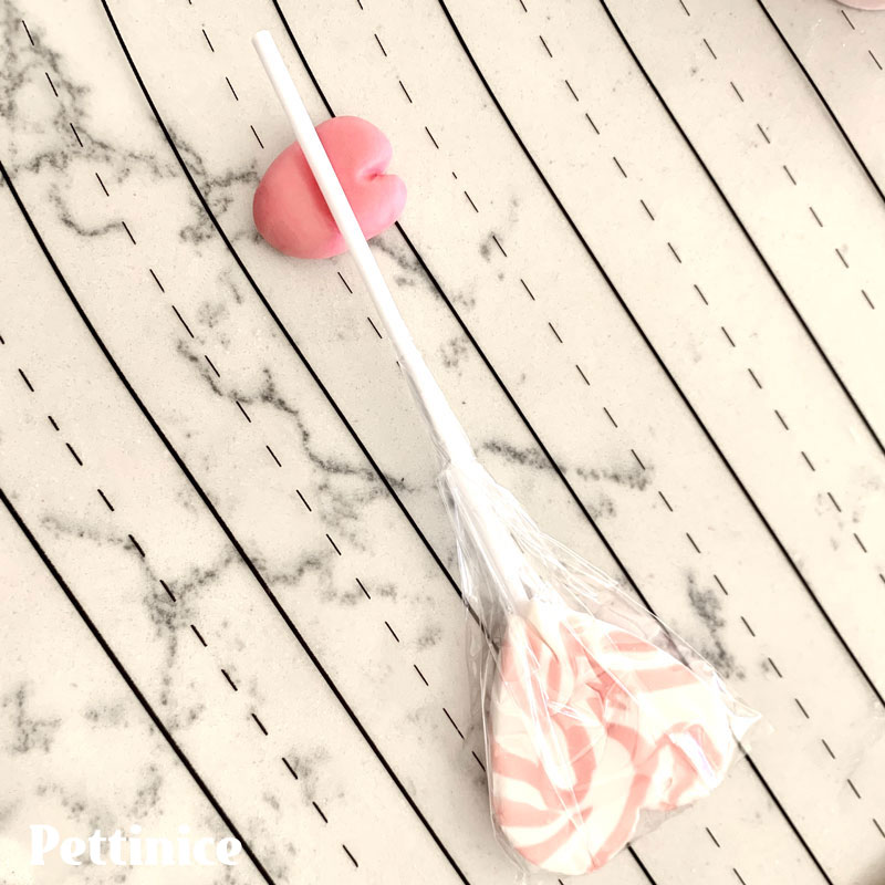 20. If using a lollipop, make a notch in one mitten by pressing the stick down gently into it.