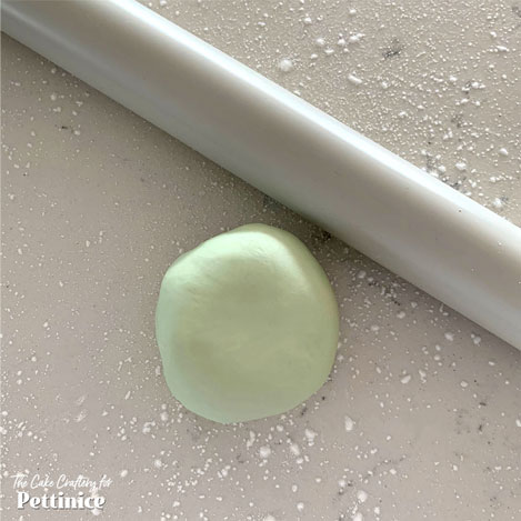 Roll your Pettinice to a thickness of 1.5 to 2 mm and big enough to cover whatever size egg mould you have.