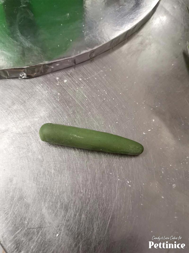 Roll a sausage shape with your deep green fondant.