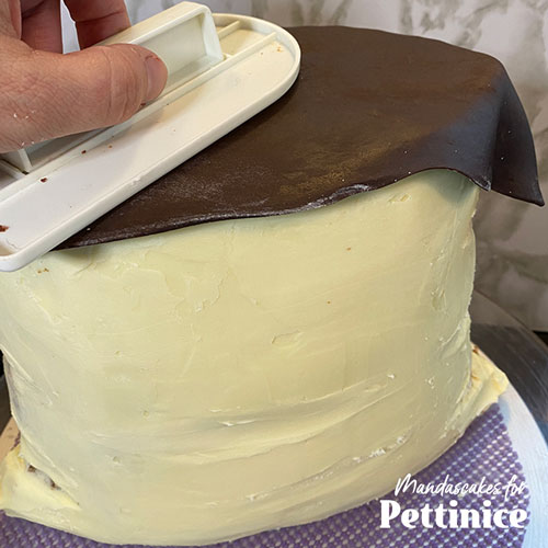 Place a layer of Pettinice chocolate on the top of the sack cake .