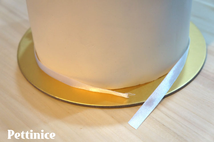 Pettinice | How to adhere ribbon to a cake