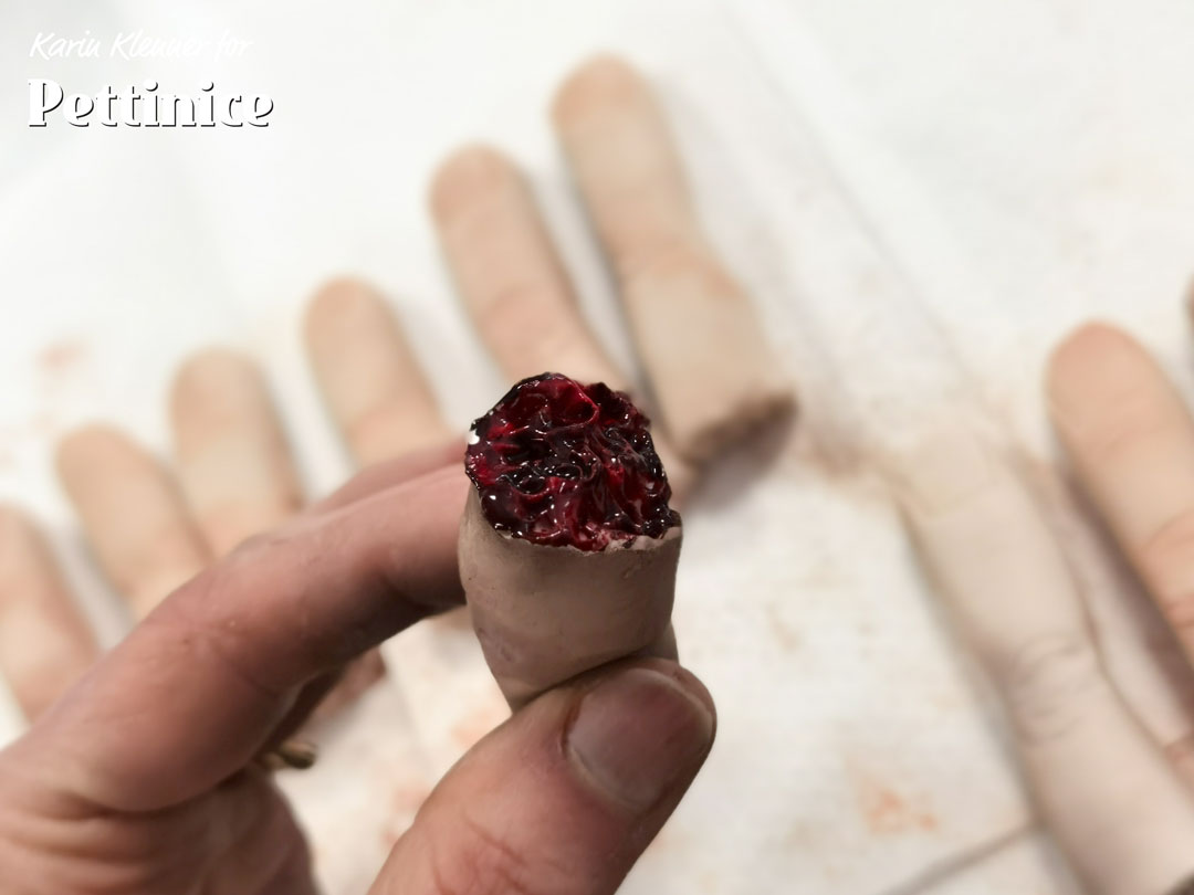 Finally I dusted the severed part of the finger with red and black.