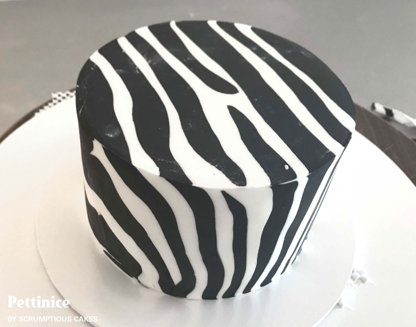 When you are happy with your smoothed Pettinice you will need to clean off the cornflour so that the black is a crisp black; a dry brush should remove a lot and for the more stubborn bits you can use vodka, however try to use as little a possible and only go on the black, if you try to use the same brush on the white you will get a smudgy look as the black colour will spread.